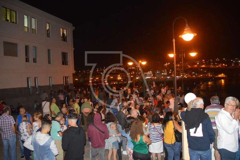 Concentración de personas en la avenida marítima a su paso por Clavellinas (Foto TA)